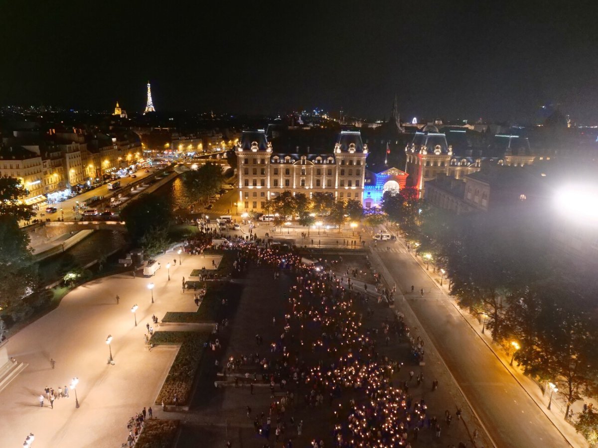 Procession sur l'île de la Cité. © Yannick Boschat / Diocèse de Paris.