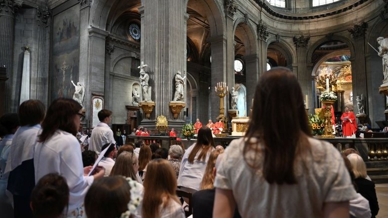 Confirmations d'adultes en juin 2025. Célébration de 16h. (c) Marie-Christine Bertin / Diocèse de Paris.