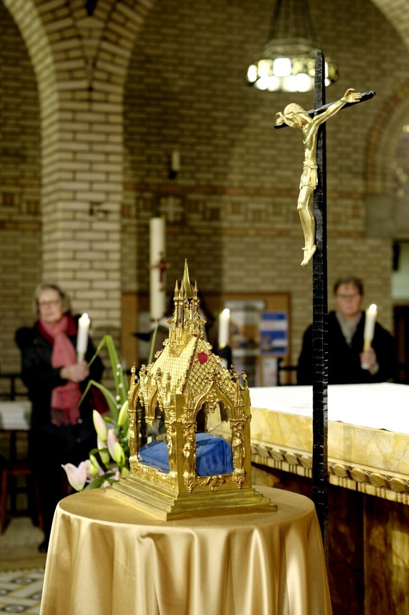 Accueil des reliques de sainte Geneviève à Saint-Léon (15e). © Trung Hieu Do / Diocèse de Paris.