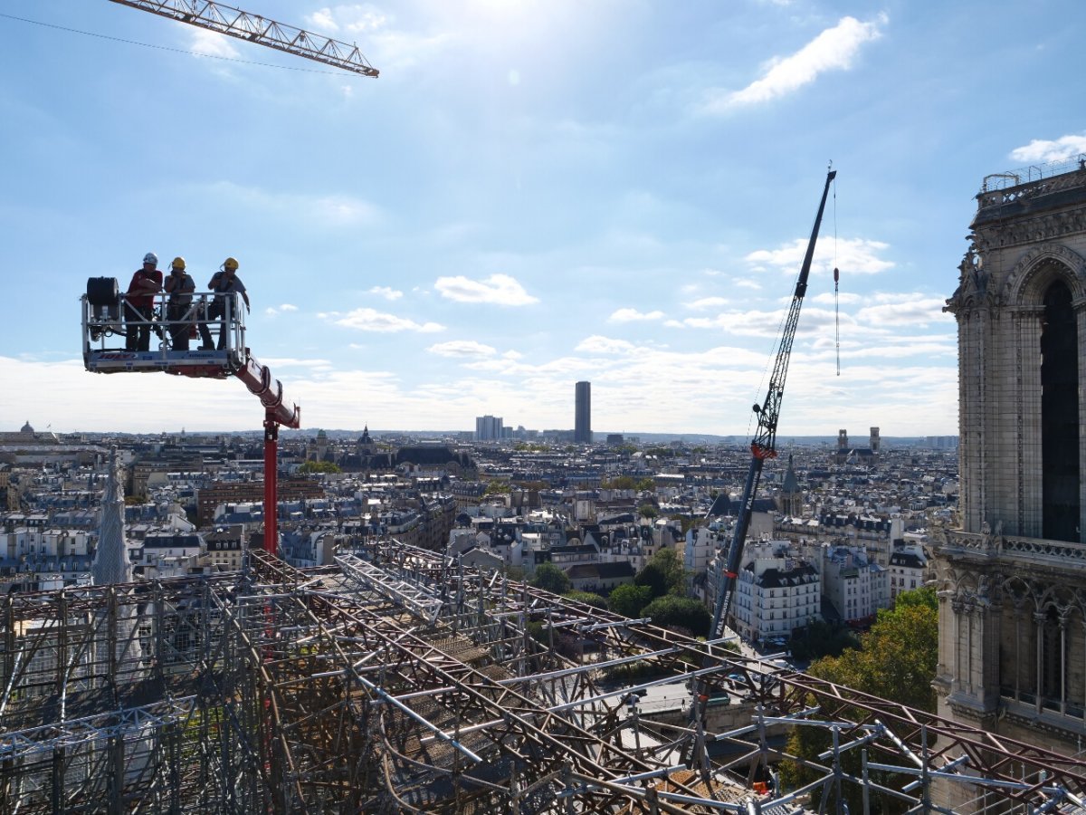 Notre-Dame de Paris. Étape décisive, la phase finale du démontage de l'échafaudage brûlé, perché au-dessus du transept. Opération titanesque menée sans relâche par Europe Échafaudage avec les collaborateurs du (…) © Laurence Faure / Diocèse de Paris.