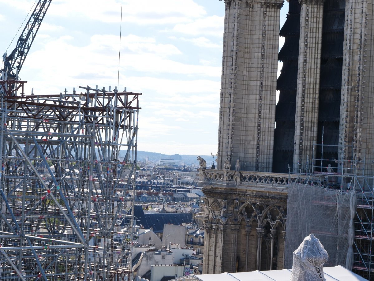 Notre-Dame de Paris. Vue sur les tours de Notre-Dame depuis le pignon nord, sauvé de justesse le soir de l'incendie, avec les entreprises du chantier déjà sur site, engagées dans la restauration de l'édifice. © Laurence Faure / Diocèse de Paris.