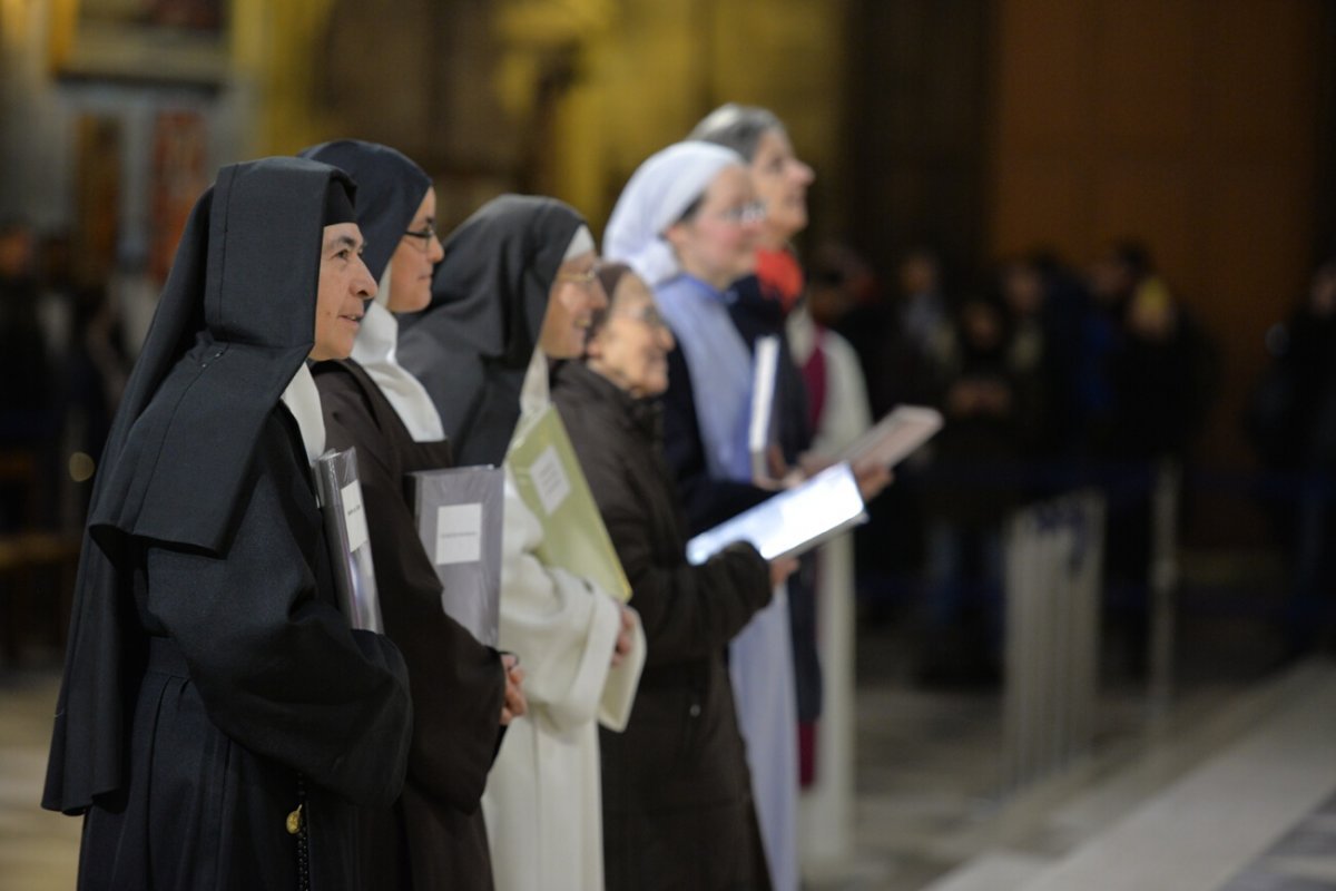 Remise de la liste des futurs baptisés aux communautés religieuses. © Marie-Christine Bertin / Diocèse de Paris.