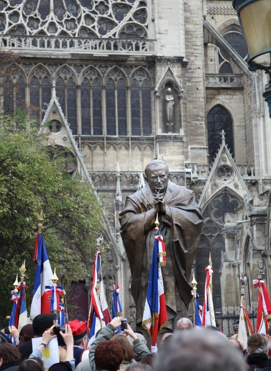 Statue de saint Jean-Paul II. © Yannick Boschat.