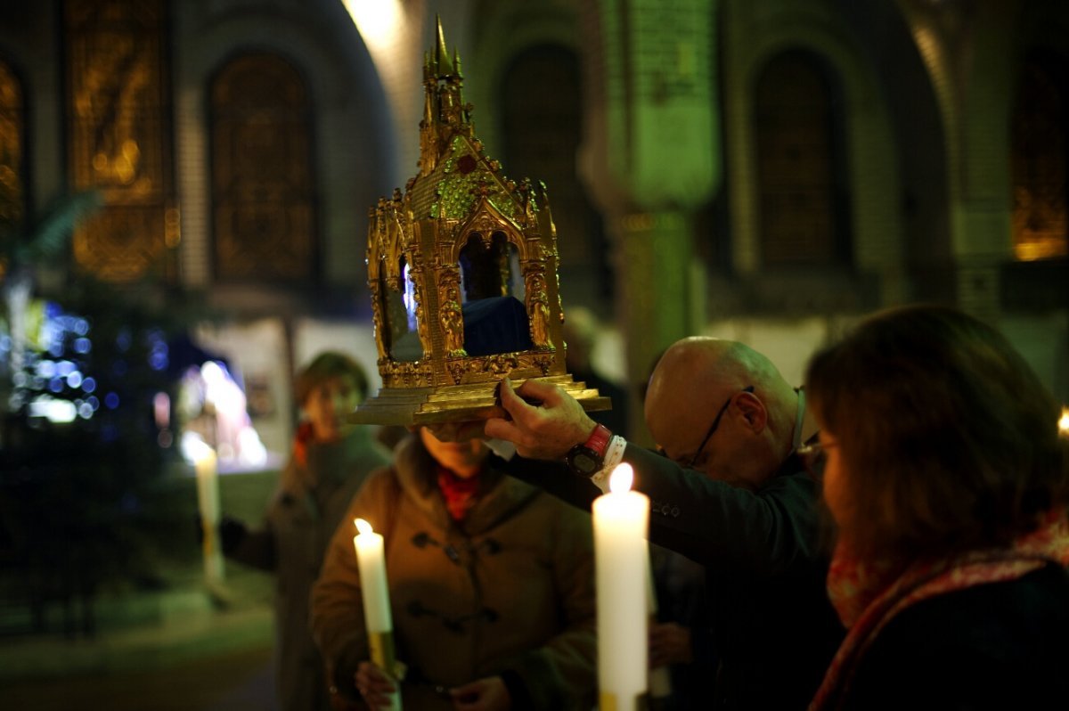 Accueil des reliques de sainte Geneviève à Saint-Léon (15e). © Trung Hieu Do / Diocèse de Paris.