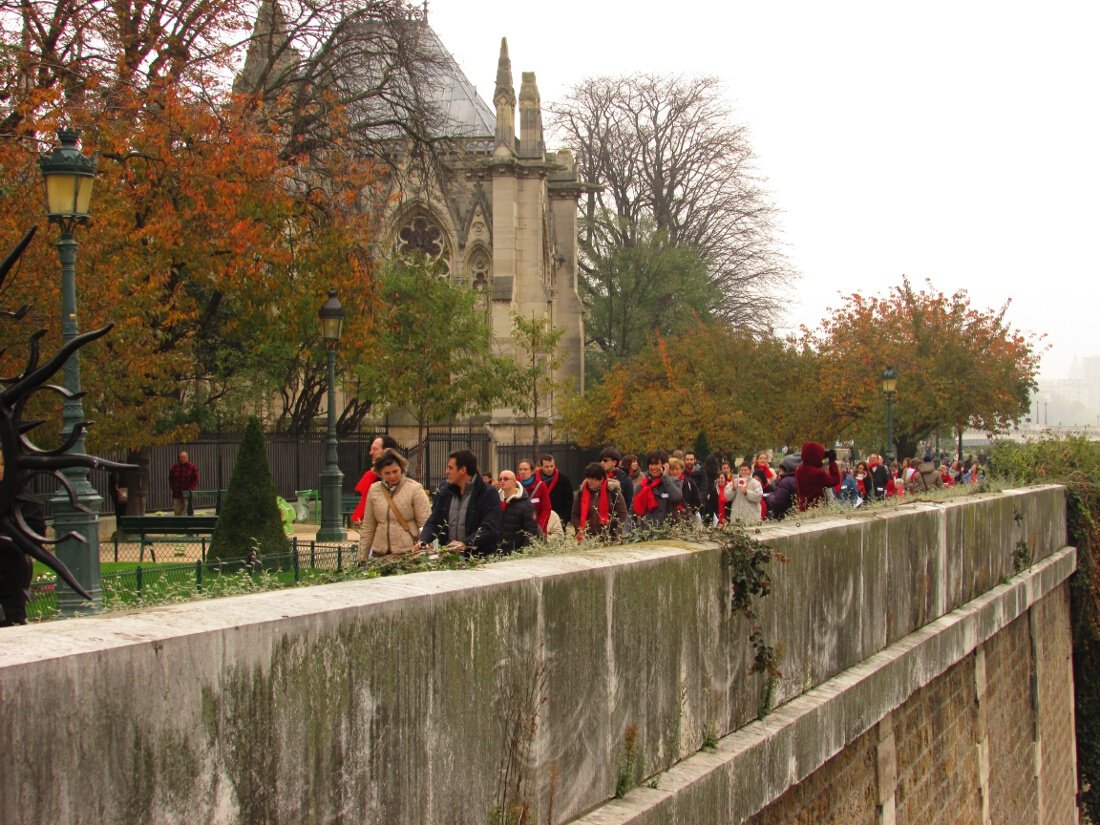 Arrivée à Notre-Dame de Paris des groupes. © Marie Bourdel / Diocèse de Paris.