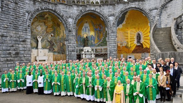 Bénédiction du Pape aux évêques français pour encourager les travaux de leur Assemblée