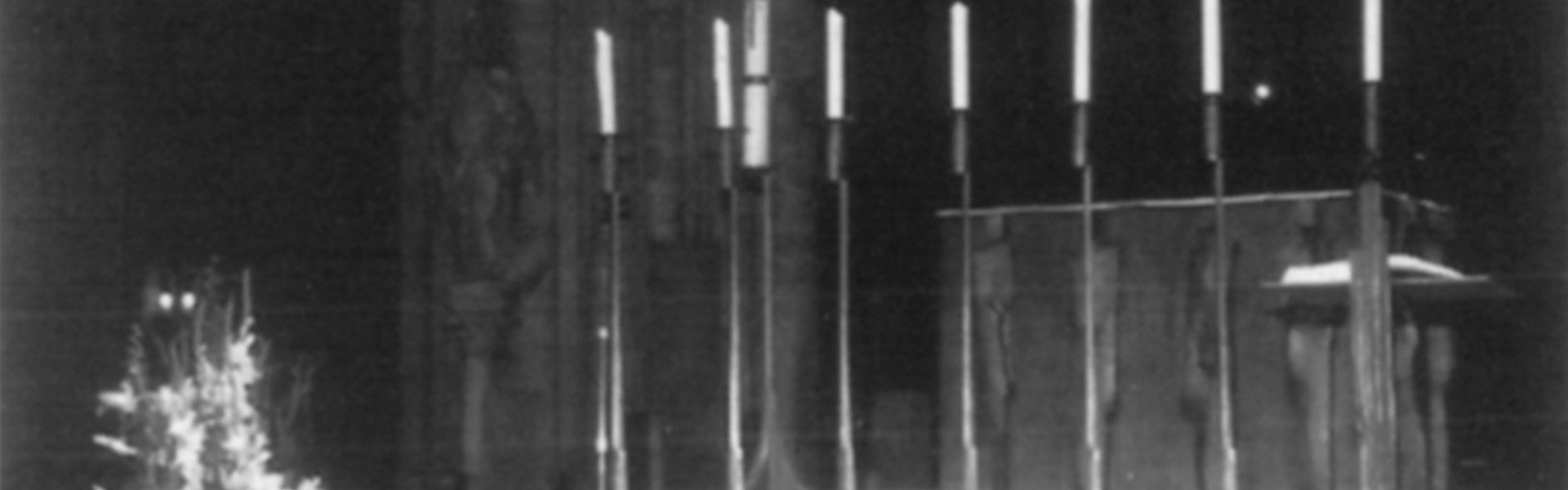 Sept bougies brûlent pour les sept moines trappistes enlevés en Algérie, mai (…). (c) R. Martin - Ciric / Paris Notre-Dame.