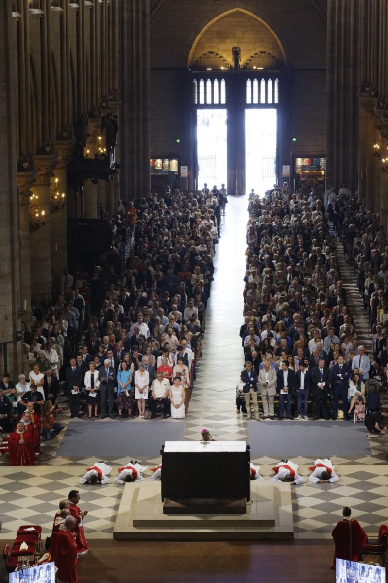 Prostration durant la litanie des saints. © Yannick Boschat / Diocèse de Paris.