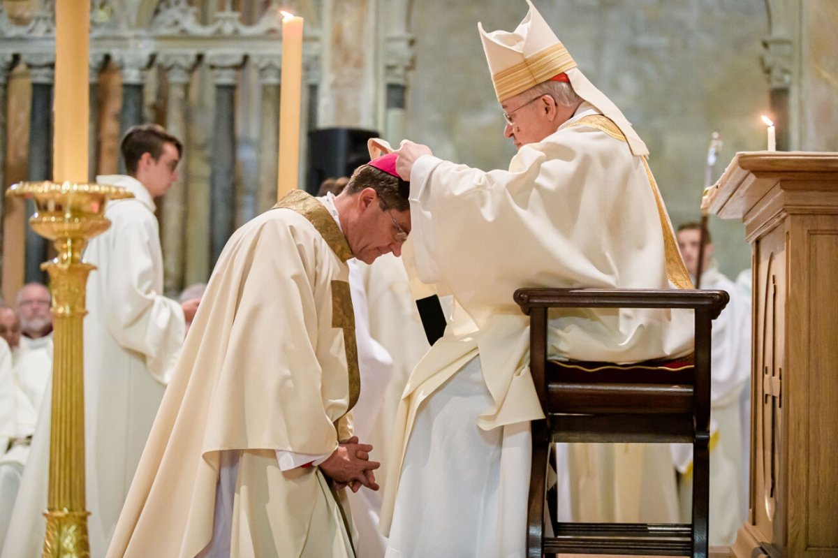 Imposition du pallium à Mgr Éric de Moulins-Beaufort par le cardinal André (...). © JB Delerue / Diocèse de Reims.