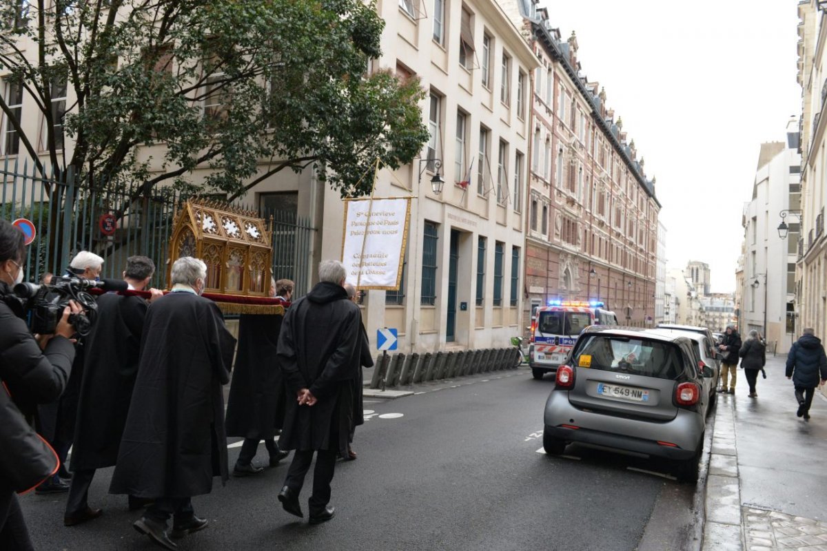 Messe solennelle, bénédiction de Paris et procession de la châsse de sainte (…). © Marie-Christine Bertin / Diocèse de Paris.