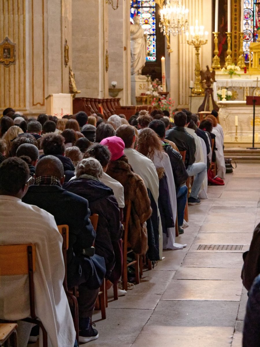 Rassemblement des néophytes à Saint-Louis en l'Île. © Yannick Boschat / Diocèse de Paris.