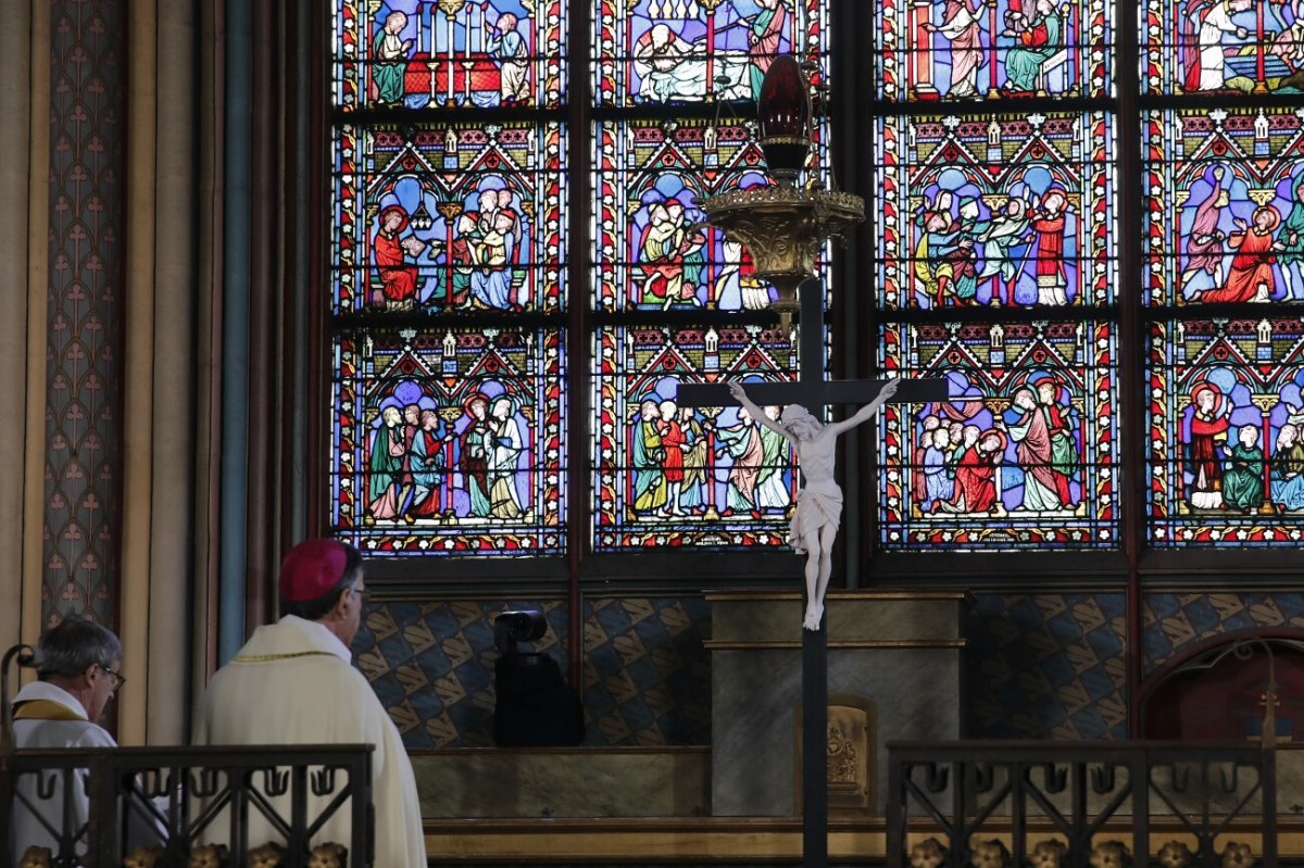 Méditation de Pâques à Notre-Dame de Paris. © Christophe Ena / Associated Press.