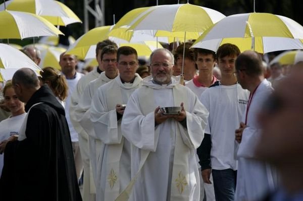 Septembre : Visite de Benoît XVI. Messe sur l'esplanade des Invalides : distribution de la communion 