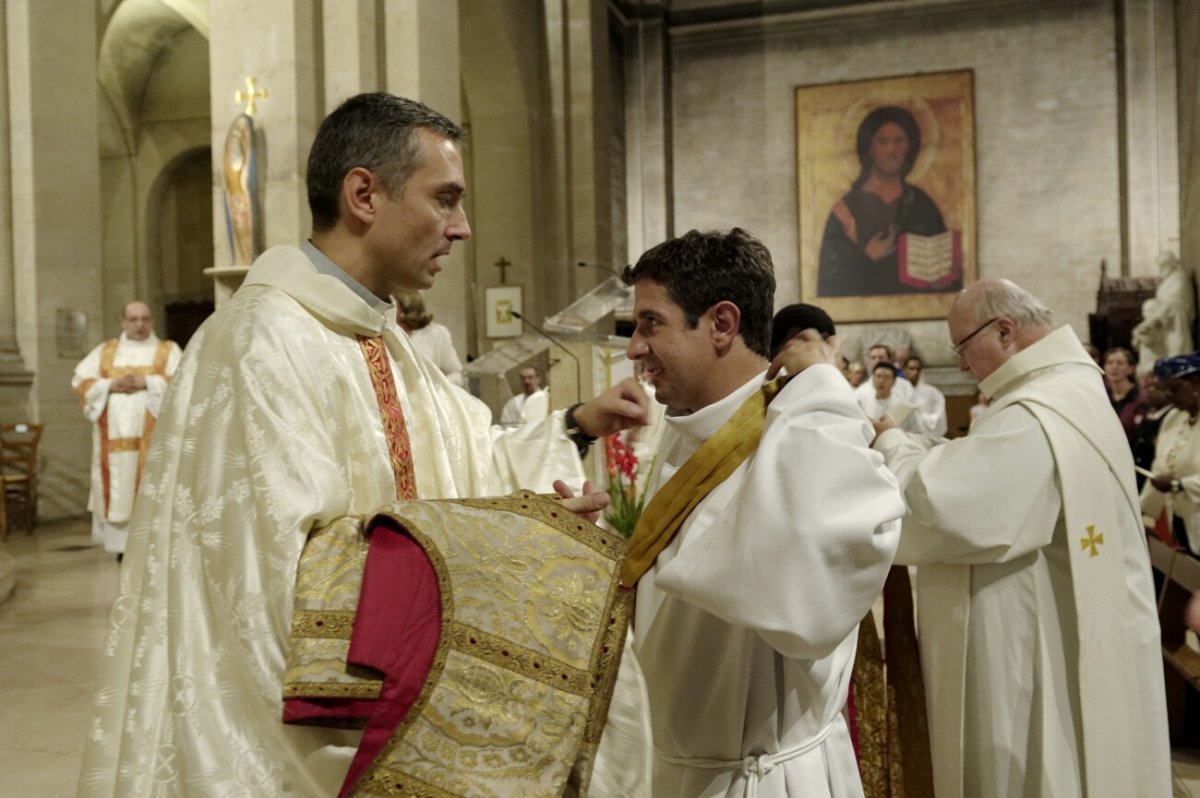 Ordinations diaconales en vue du sacerdoce 2019. Par Mgr Denis Jachiet, évêque auxiliaire de Paris, le 28 septembre 2019 à Saint-Lambert de Vaugirard. © Trung Hieu Do / Diocèse de Paris.