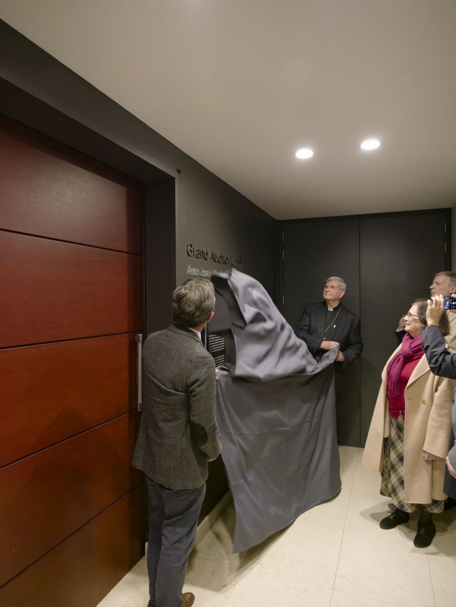 Dévoilement de la plaque donnant au Grand Auditorium le nom d'Aron (…). © Yannick Boschat / Diocèse de Paris.