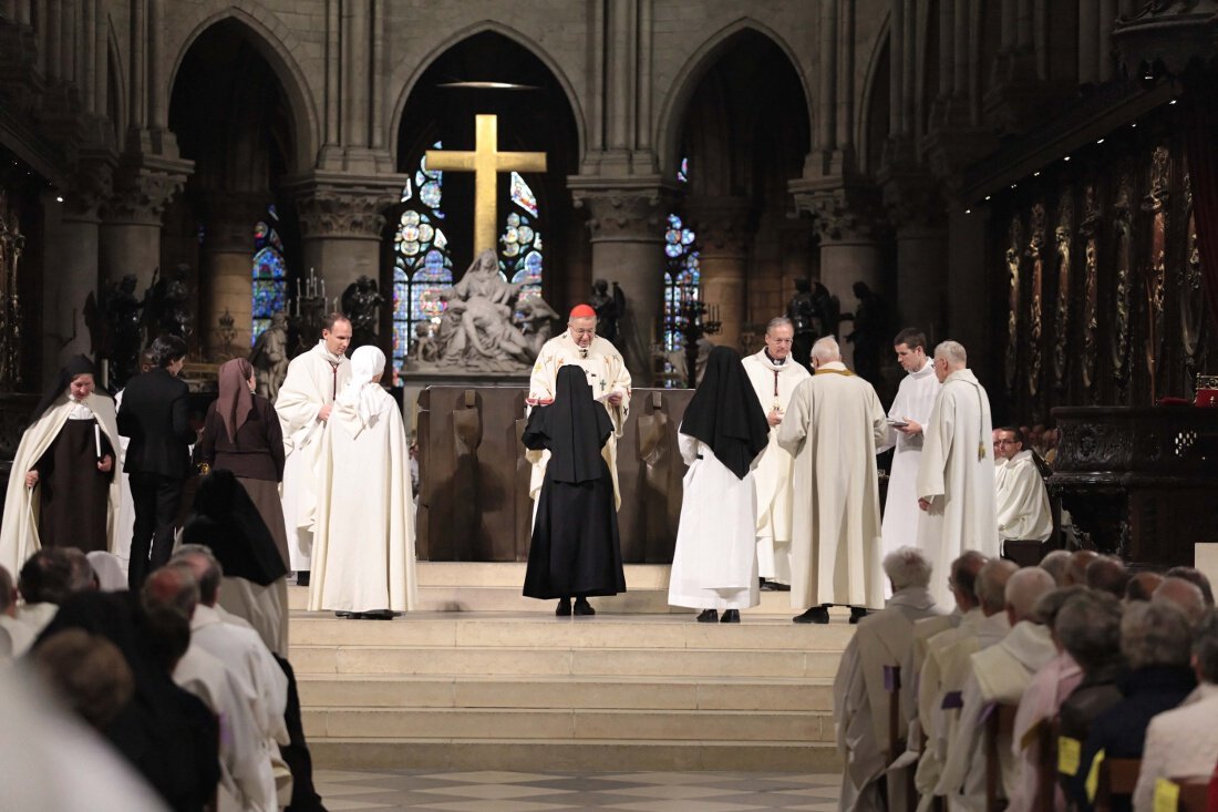 Remise des livres contenant le nom des ordinants aux communautés religieuses (…). © Yannick Boschat / Diocèse de Paris.