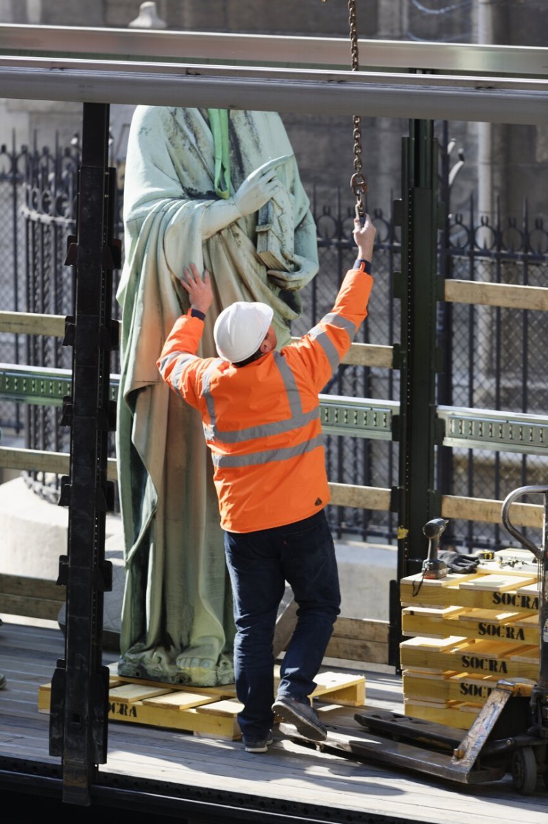 Dépose des 16 statues de la flèche de Notre-Dame de Paris. © Yannick Boschat / Diocèse de Paris.