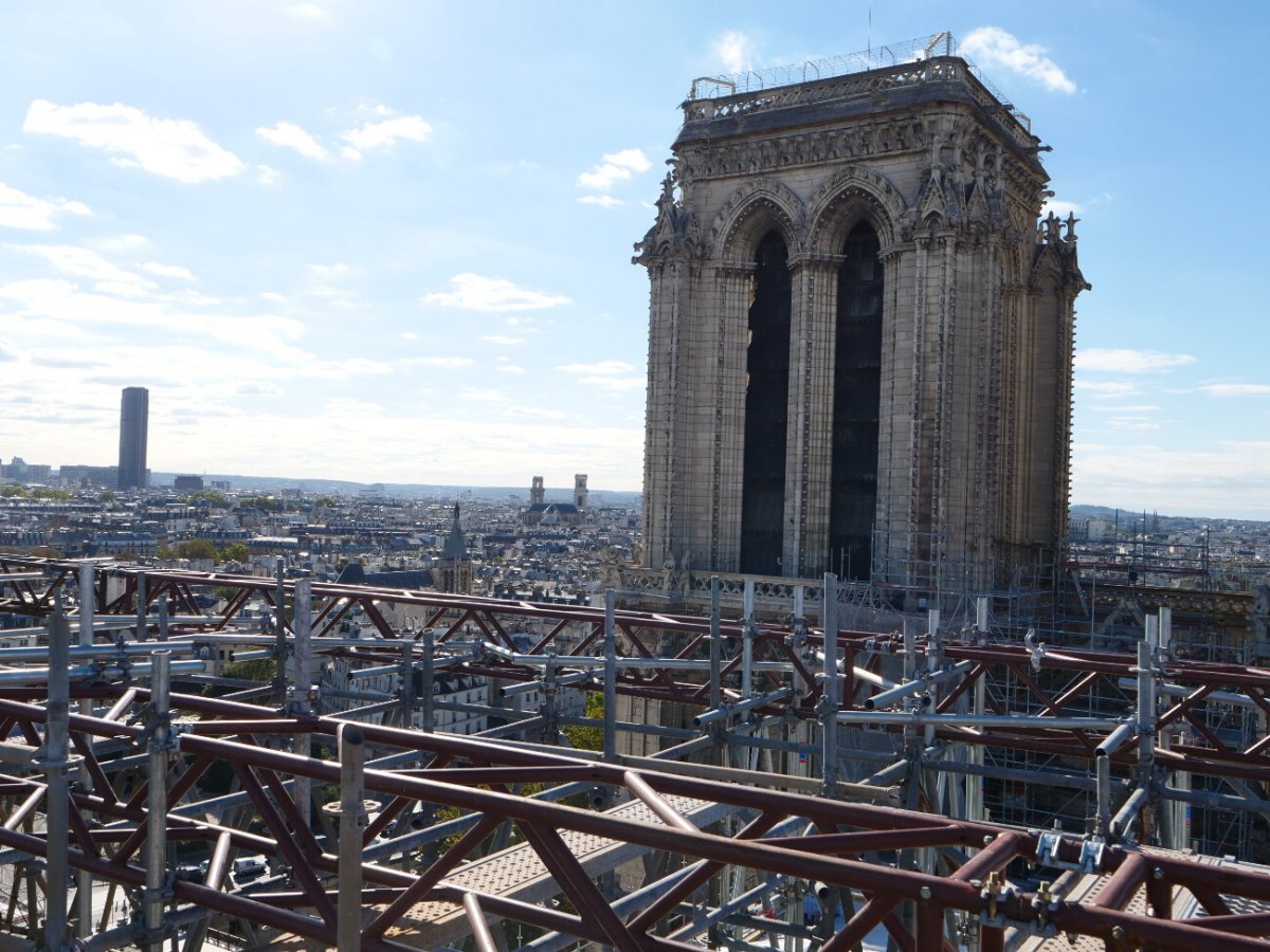 Notre-Dame de Paris. Vue sur les tours de Notre-Dame depuis le pignon nord, sauvé de justesse le soir de l'incendie, avec les entreprises du chantier déjà sur site, engagées dans la restauration de l'édifice. © Laurence Faure / Diocèse de Paris.