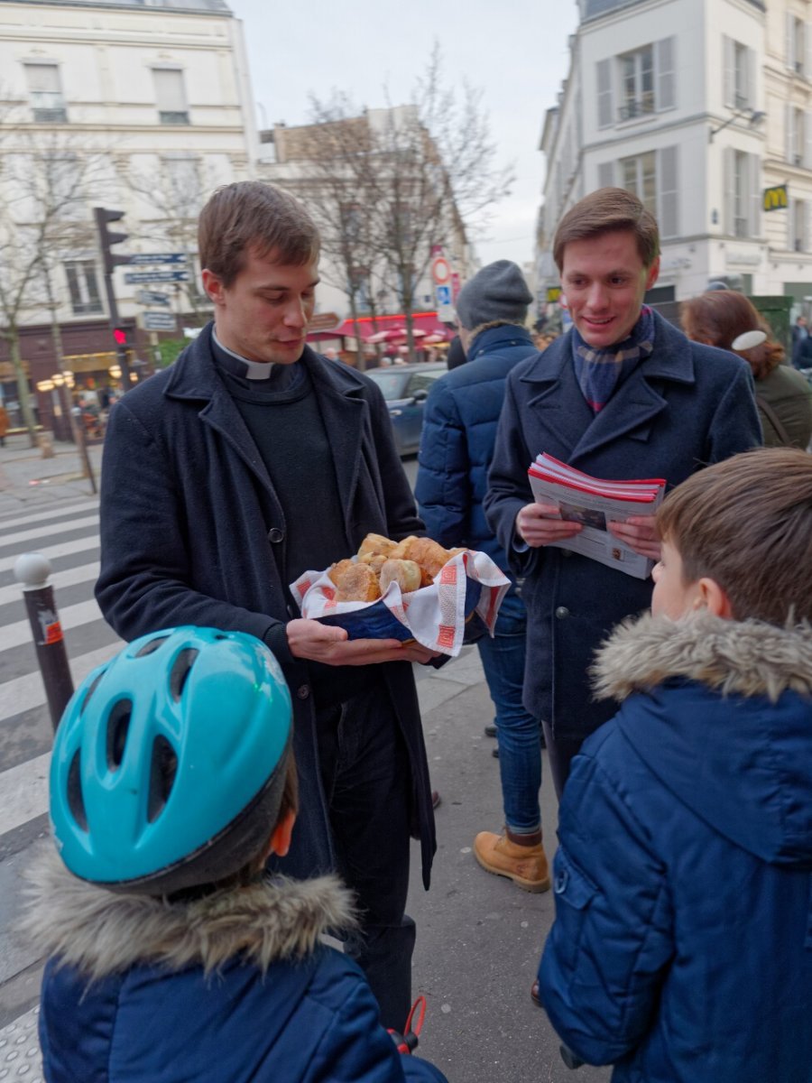 Partage des petits pains de sainte Geneviève par Notre-Dame de Grâce de (…). © Yannick Boschat / Diocèse de Paris.