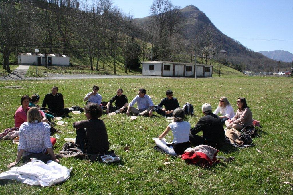 Pique-nique convivial au soleil après la messe dominicale.. © Ariane Rollier.