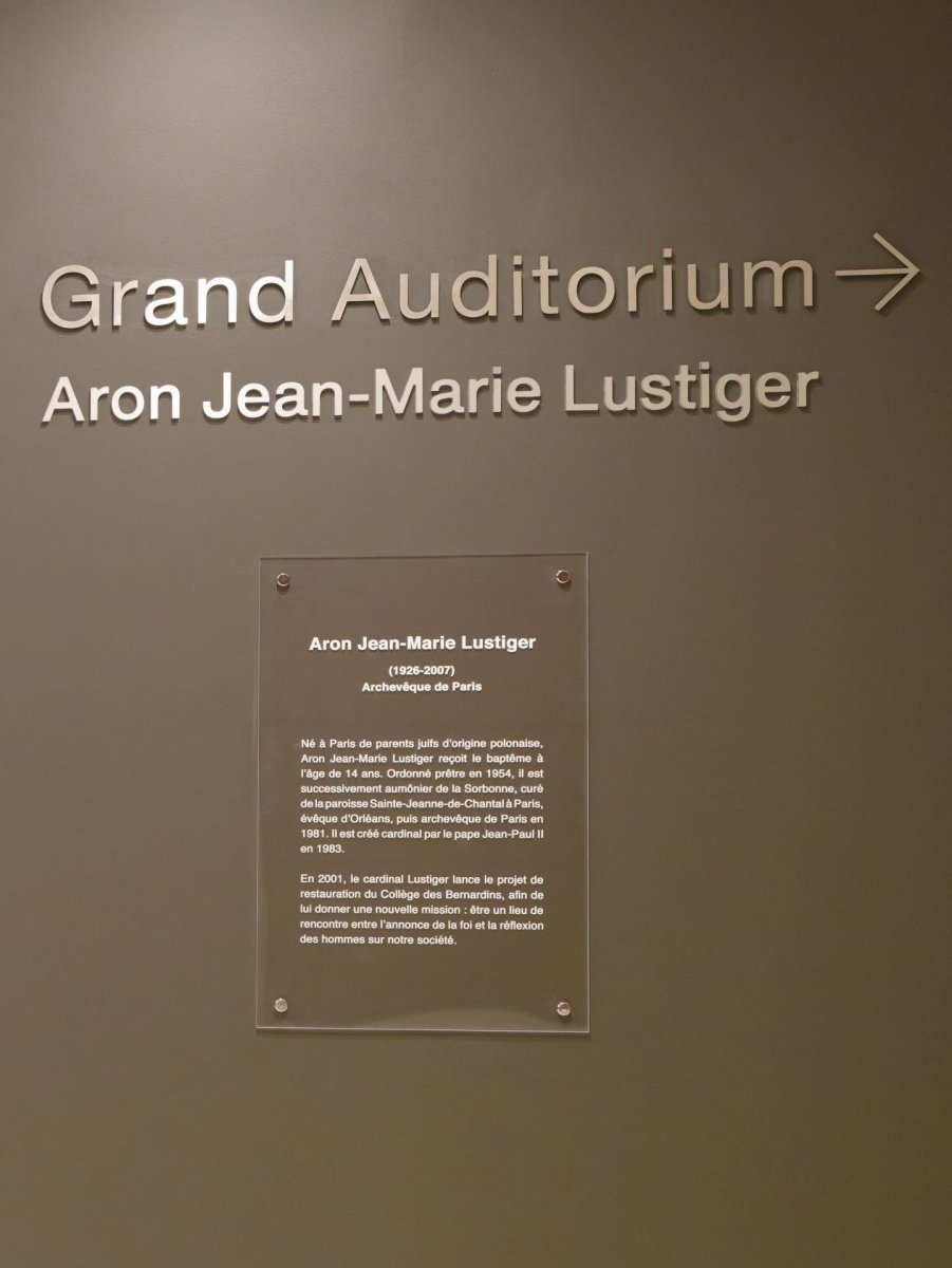 Dévoilement de la plaque donnant au Grand Auditorium le nom d'Aron (…). © Yannick Boschat / Diocèse de Paris.