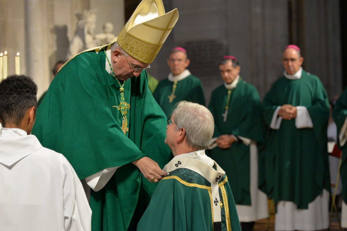 Imposition du pallium à Mgr Laurent Ulrich. © Marie-Christine Bertin / Diocèse de Paris.