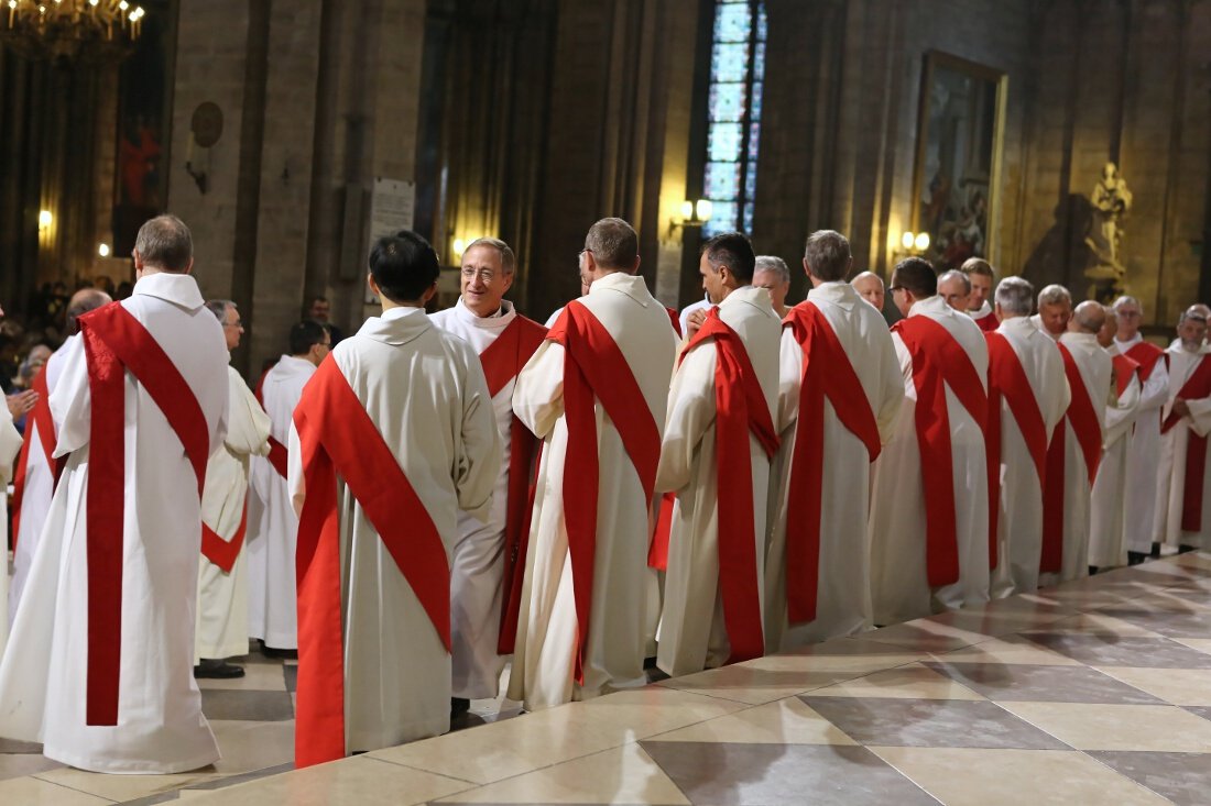 Accolade des diacres aux nouveaux diacres. © Yannick Boschat / Diocèse de Paris.