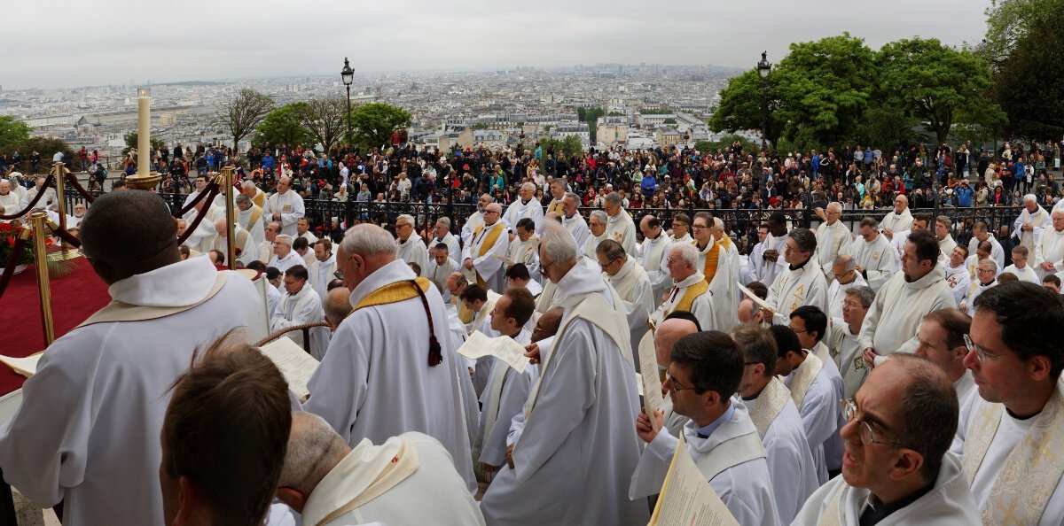 Adoration du Saint Sacrement et prière sur la ville. © Yannick Boschat / Diocèse de Paris.