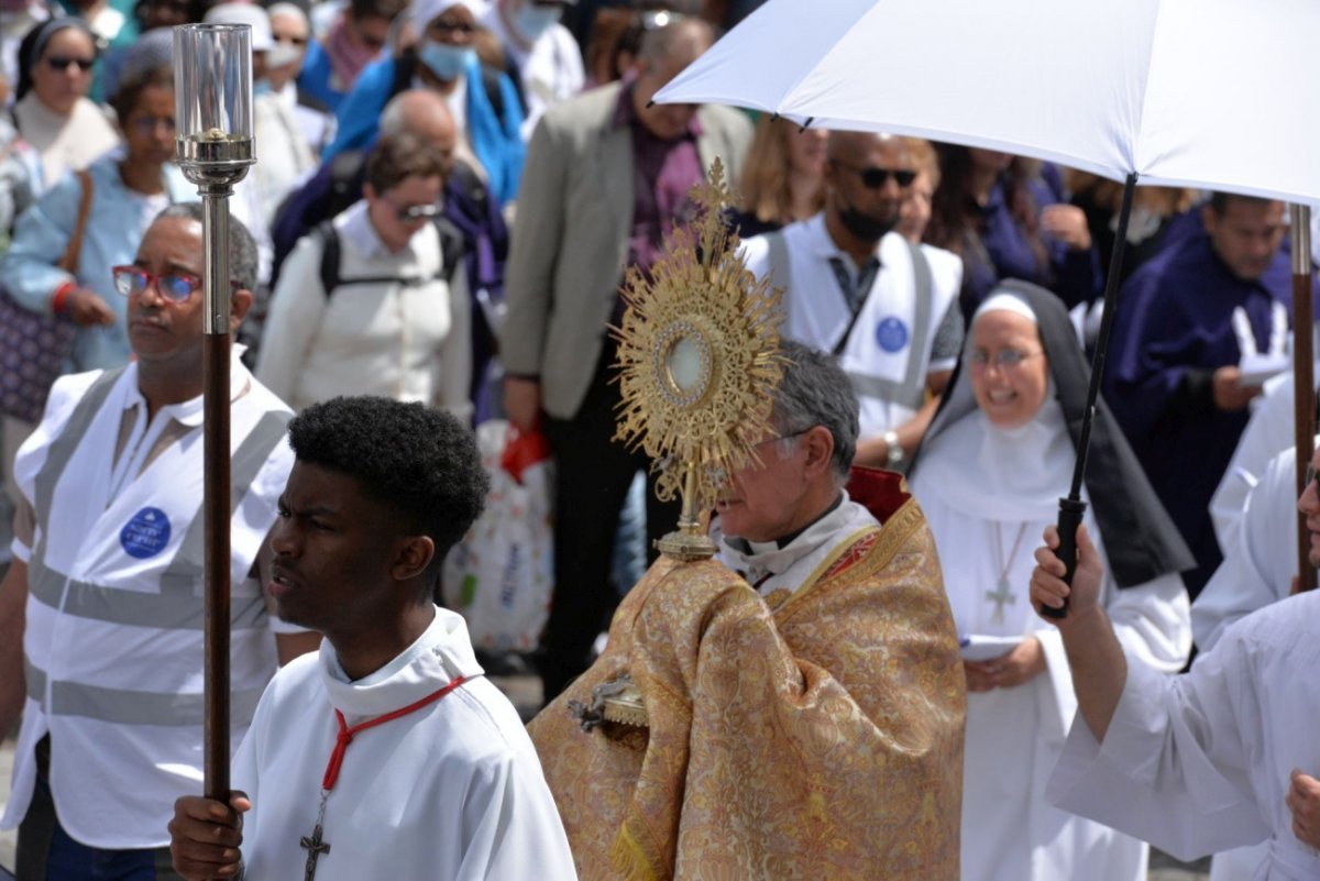 Procession de la Fête-Dieu. © Marie-Christine Bertin / Diocèse de Paris.