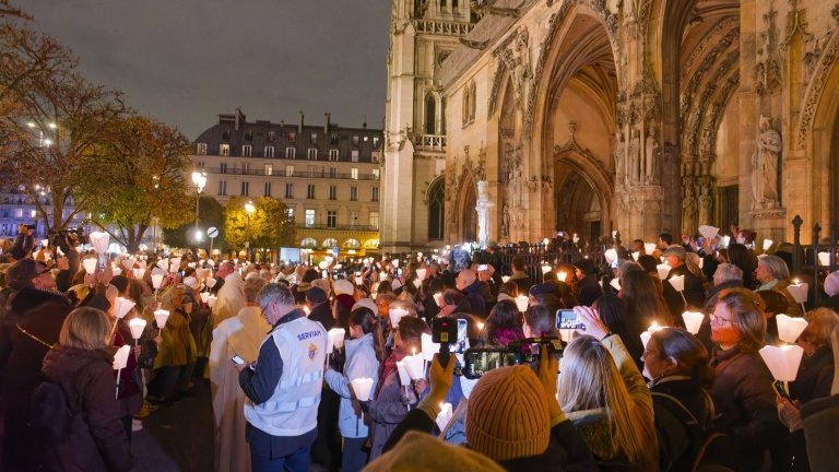 Notre Dame retrouve sa Cathédrale : procession vers le parvis de la cathédrale. (c) Yannick Boschat / Diocèse de Paris.