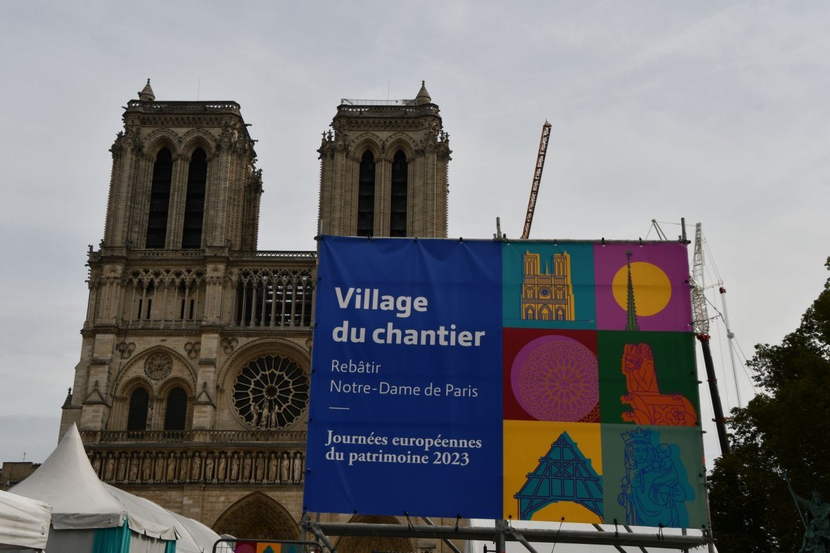 Village du chantier sur le parvis de la cathédrale Notre-Dame de Paris 2023. © Michel Pourny.