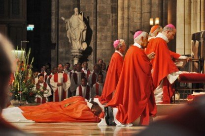 Pendant que les ordinands se prosternent au sol, l'assemblée chante la (…). 