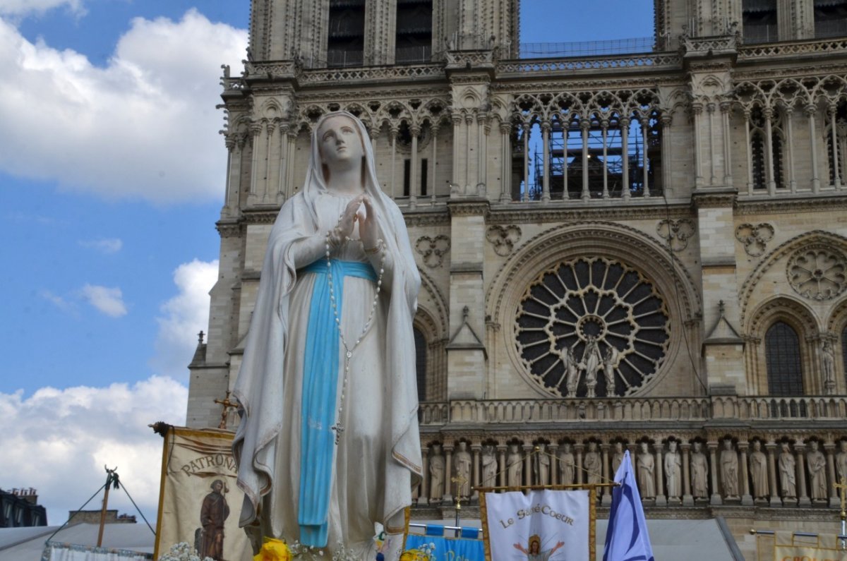 Fête de l'Assomption de la Vierge Marie : procession dans Paris. © Michel Pourny / Diocèse de Paris.