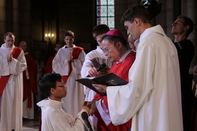 Engagement des ordinands. © Armelle de Brichambaut.