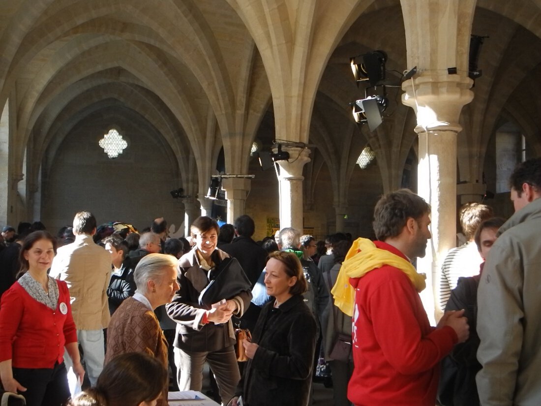 Le forum permet de nombreux échanges entre les participants aussi.. © Marie-Christine Bertin / Diocèse de Paris.