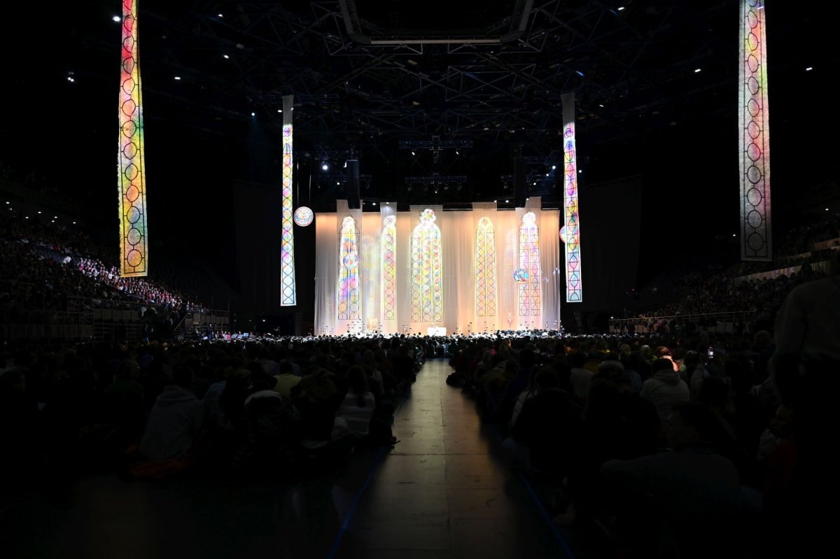 Prière du soir à l'Accor Arena à Bercy. © Marie-Christine Bertin / Diocèse de Paris.