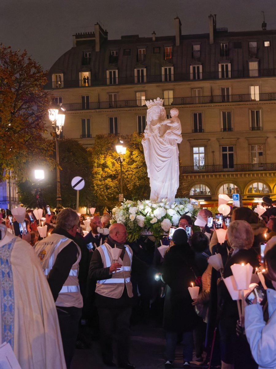 Notre Dame retrouve sa Cathédrale : procession vers le parvis de la cathédrale. © Yannick Boschat / Diocèse de Paris.