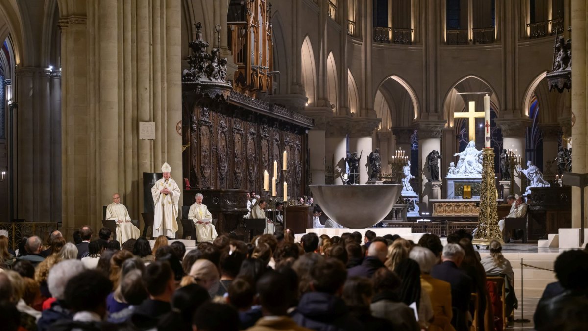 Vigile pascale à Notre-Dame de Paris 2025. © Jean-Baptiste Delerue.