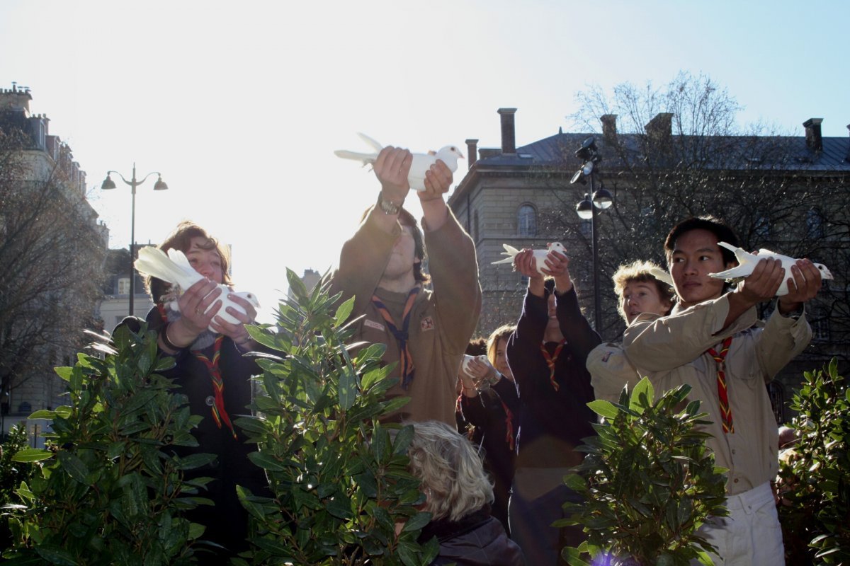 Les scouts ont laissé s'envoler plusieurs colombes dans le ciel, en (…). © Olivier Bouet.