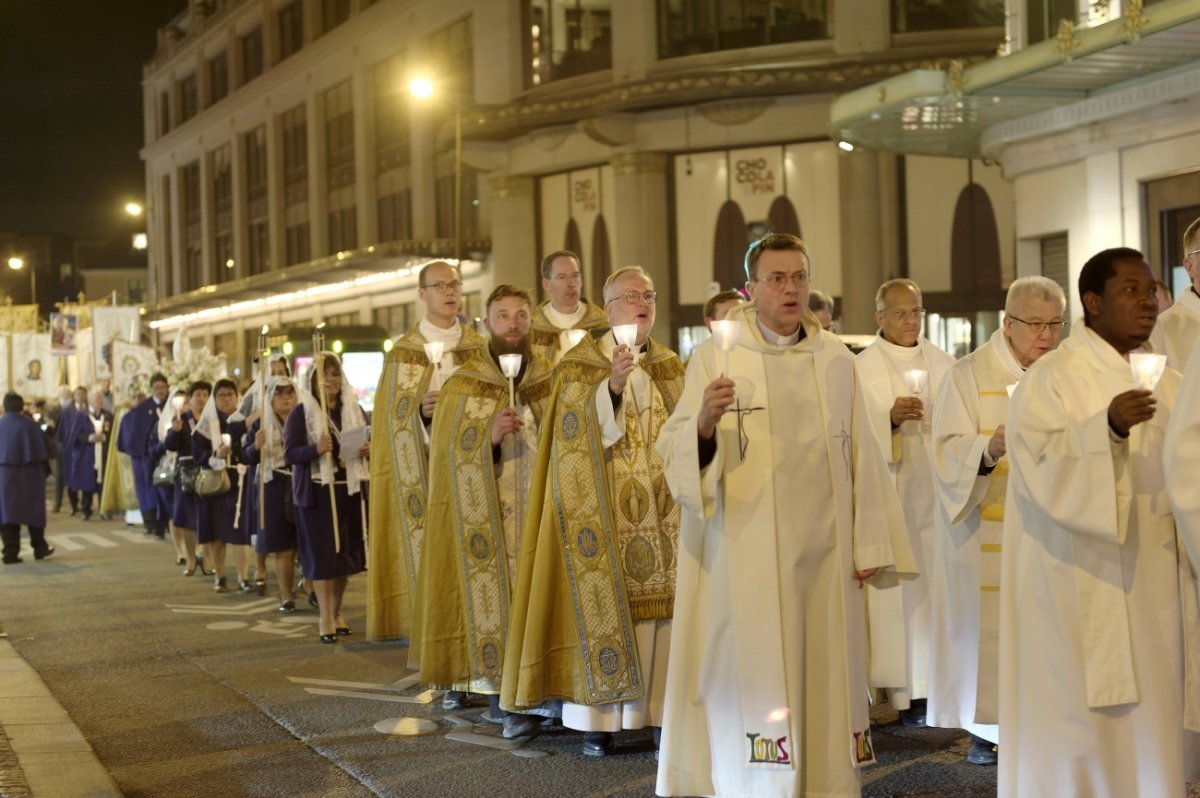 Procession mariale “Marcher avec Marie”. © Trung Hieu Do / Diocèse de Paris.