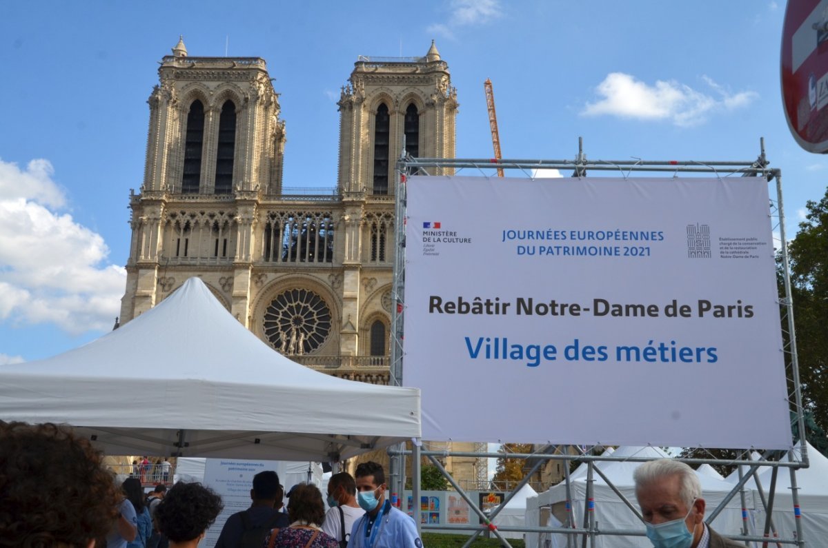 Rebâtir Notre-Dame : village des métiers sur le parvis de la cathédrale. © Michel Pourny / Diocèse de Paris.