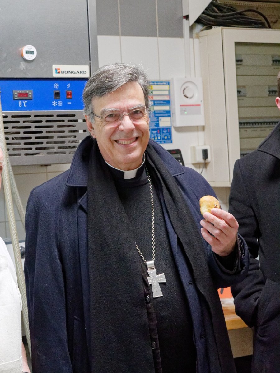 Préparation des petits pains de sainte Geneviève. Visite de Mgr Michel Aupetit, archevêque de Paris. © Yannick Boschat / Diocèse de Paris.