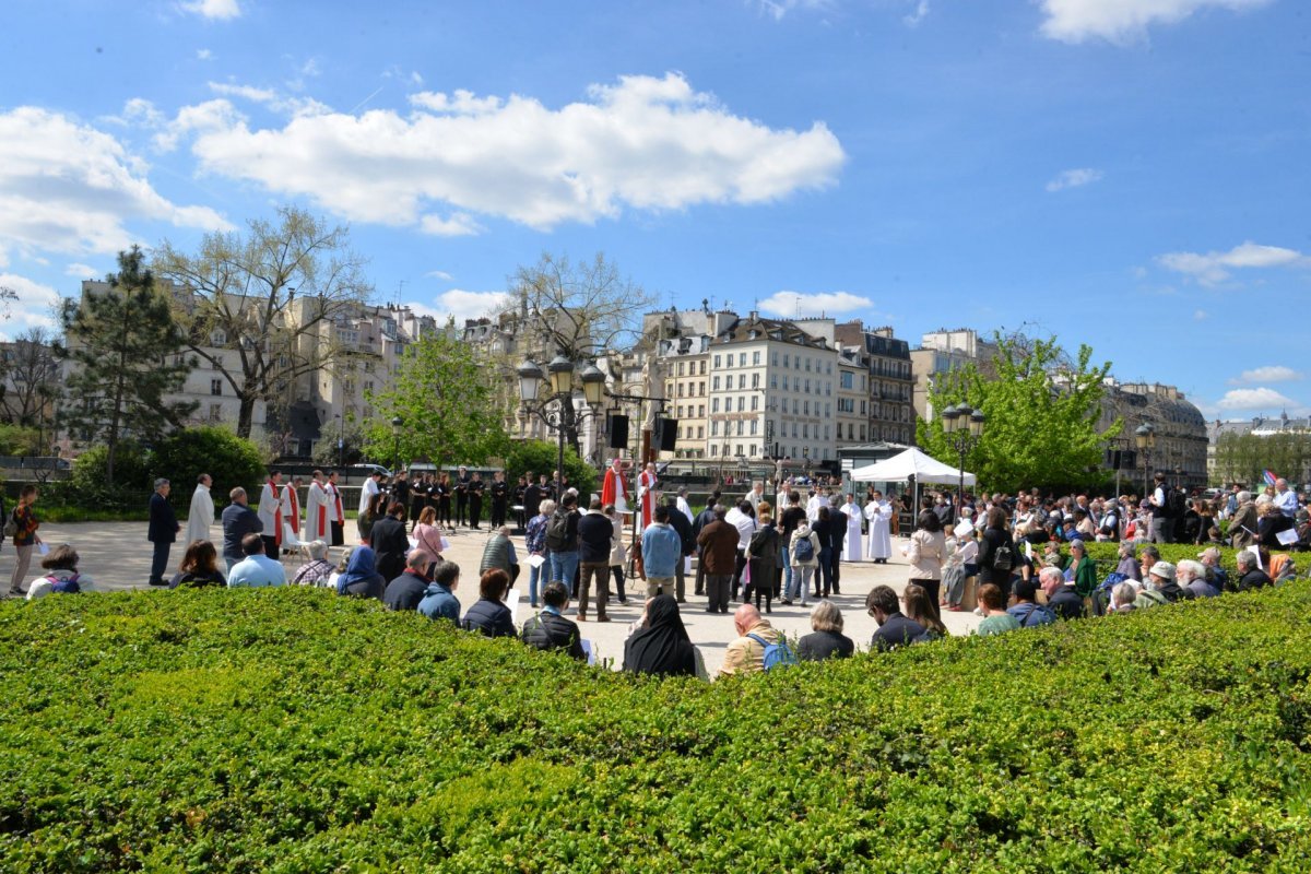 Méditation au pied de la croix avec Charles de Foucauld. © Marie-Christine Bertin / Diocèse de Paris.