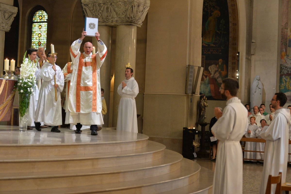 Ordinations diaconales en vue du sacerdoce à Saint-Ferdinand des Ternes (17e). © Marie-Christine Bertin / Diocèse de Paris.