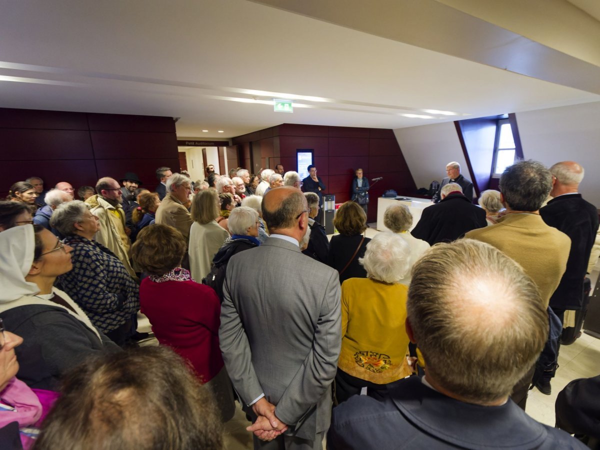 Dévoilement de la plaque donnant au Grand Auditorium le nom d'Aron (…). © Yannick Boschat / Diocèse de Paris.