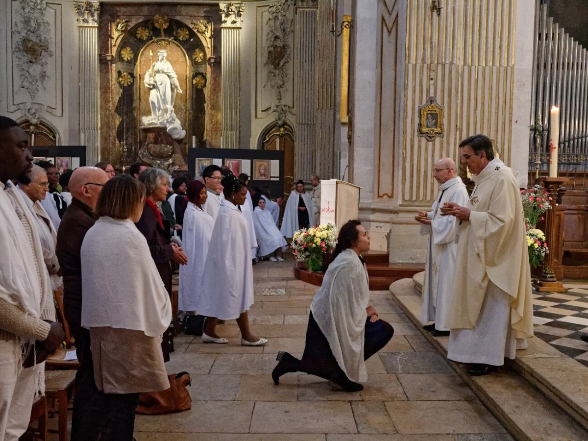 Rassemblement des néophytes à Saint-Louis en l'Île. © Yannick Boschat / Diocèse de Paris.