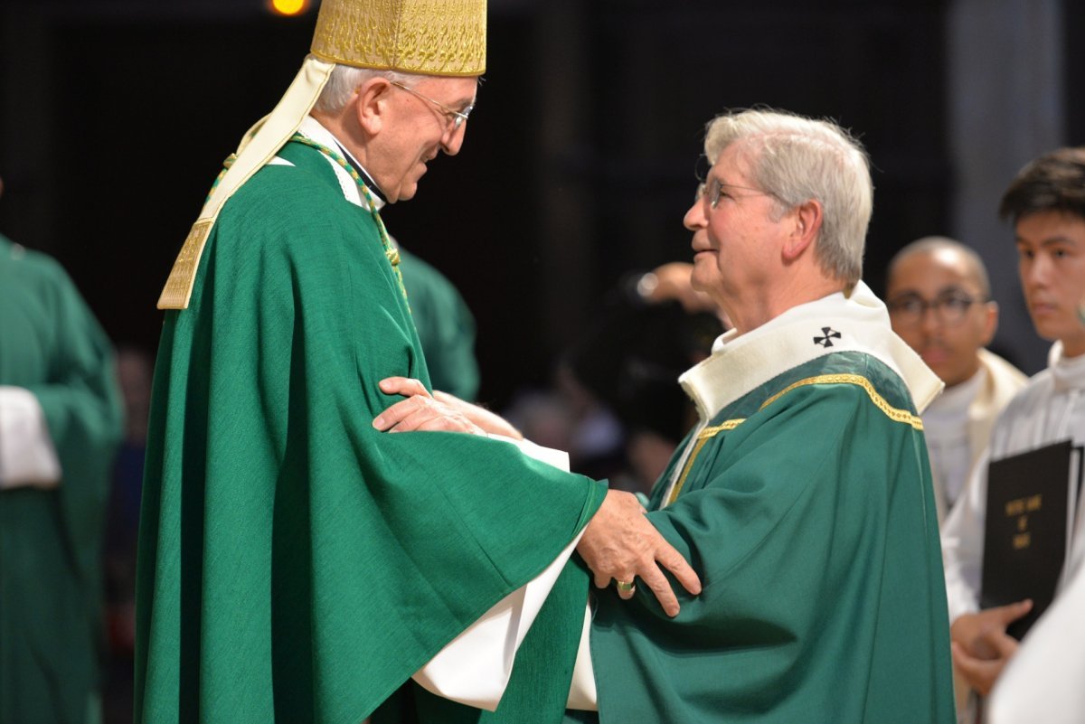 Imposition du pallium à Mgr Laurent Ulrich. © Marie-Christine Bertin / Diocèse de Paris.