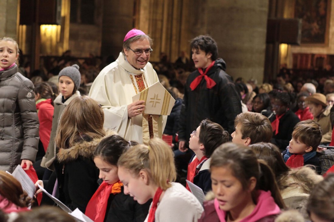 Accueil par Mgr Jérôme Beau, évêque auxilaire de Paris. 