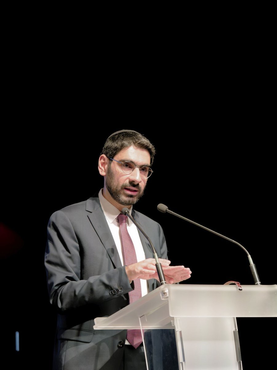 Dévoilement de la plaque donnant au Grand Auditorium le nom d'Aron (…). © Yannick Boschat / Diocèse de Paris.