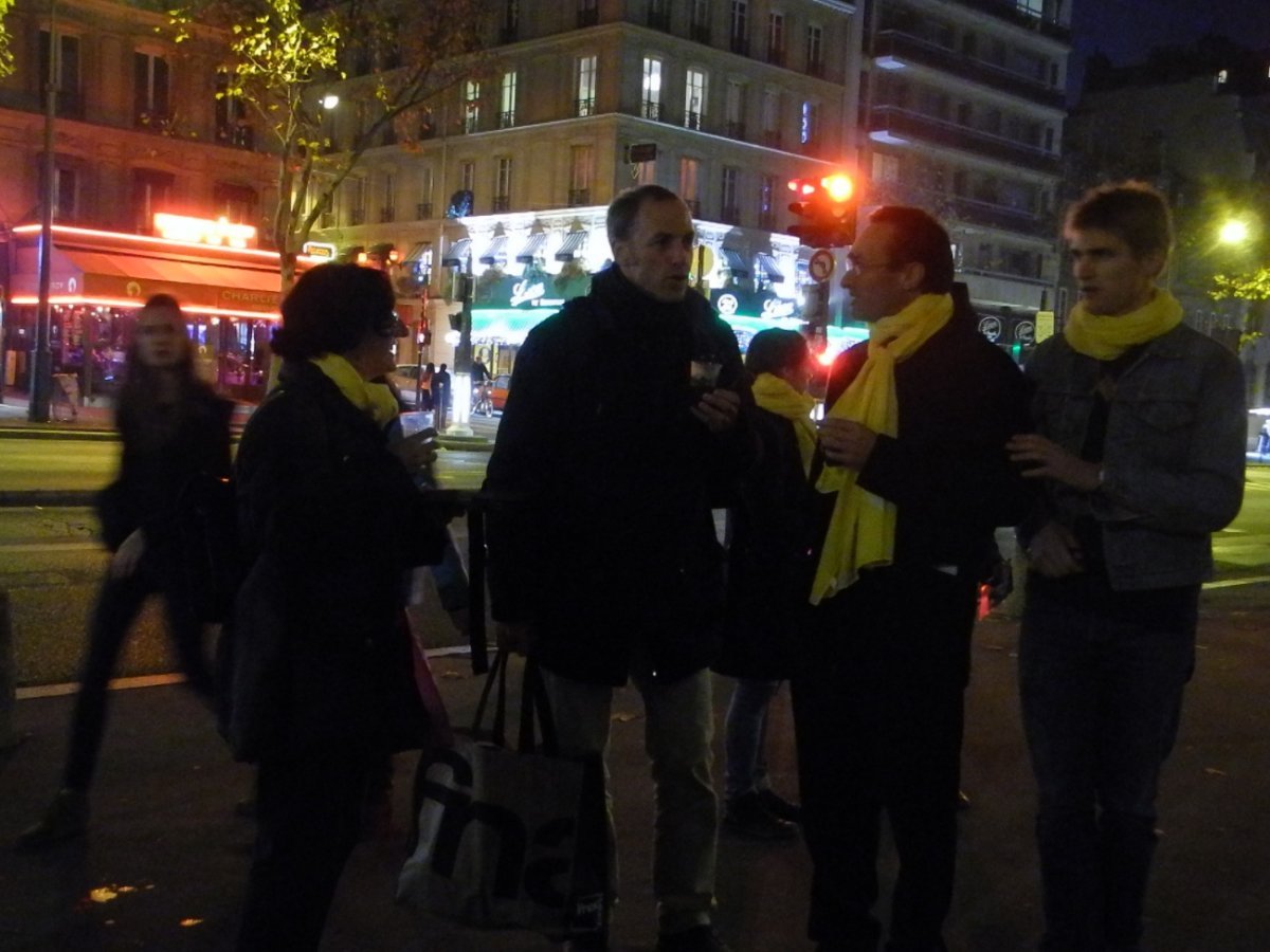 Rencontres et chants sur le parvis de Notre-Dame des Champs (6e). Notre-Dame des Champs © Marie-Christine Bertin / Diocèse de Paris.